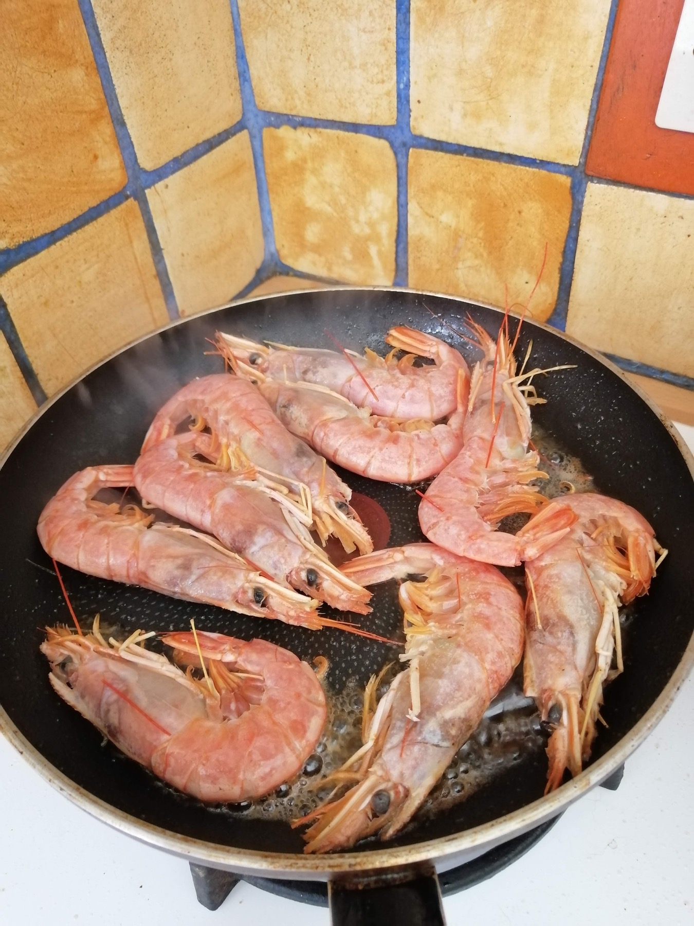 Crevettes préparées à la poêle dans une cuisine