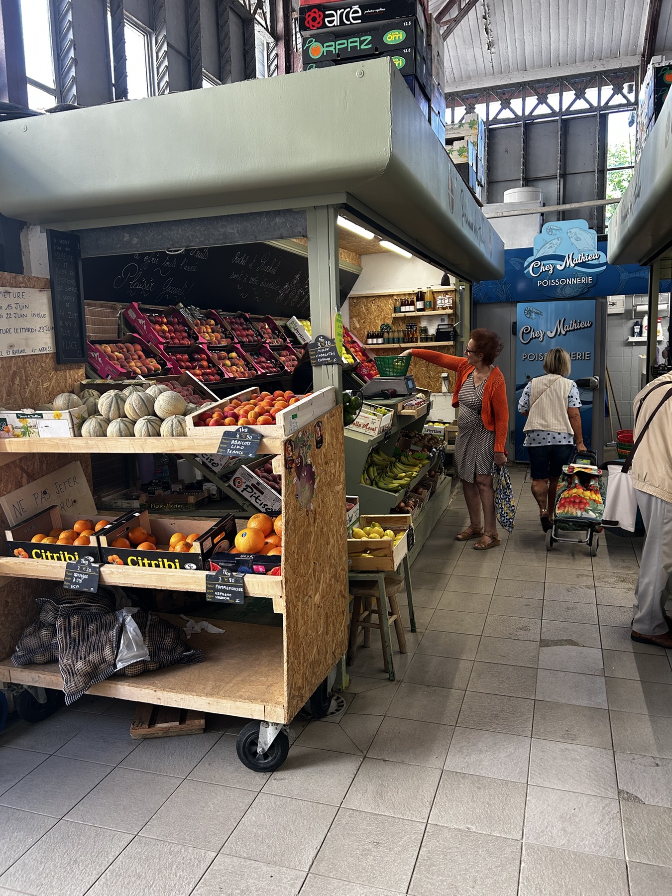Étal de fruits et légumes dans les Halles de Mèze