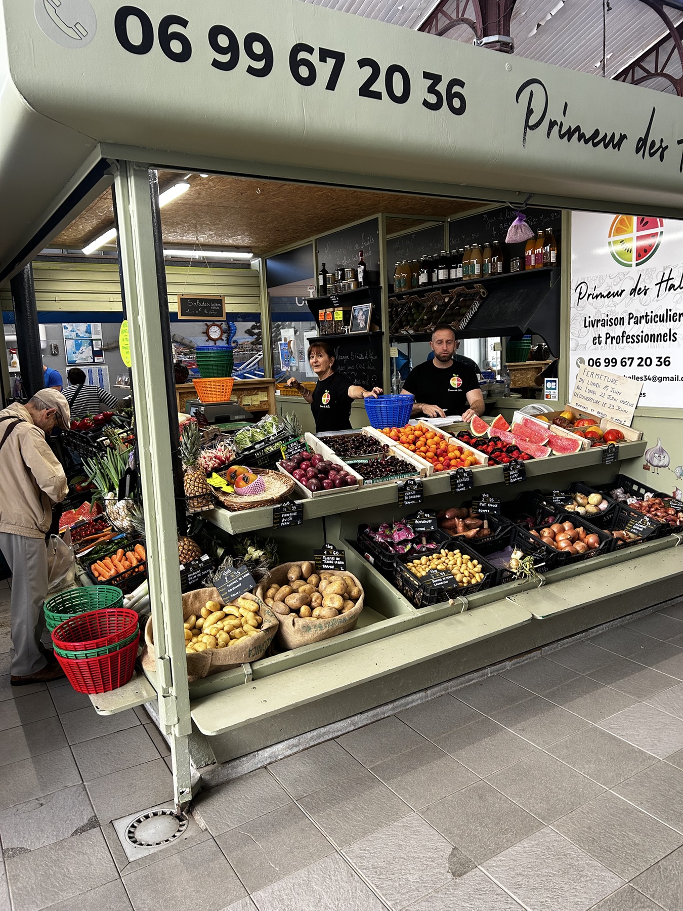 Primeur des Halles de Mèze avec légumes et fruits de saison