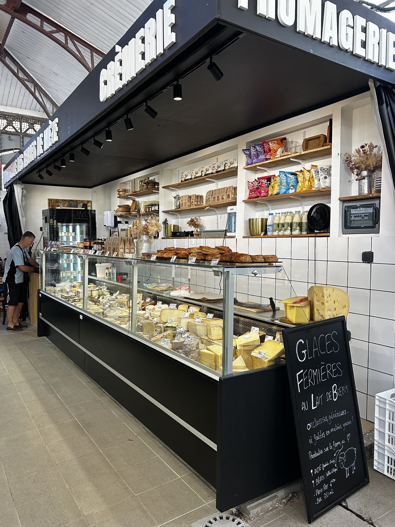 Fromagerie et crèmerie dans les Halles de Mèze