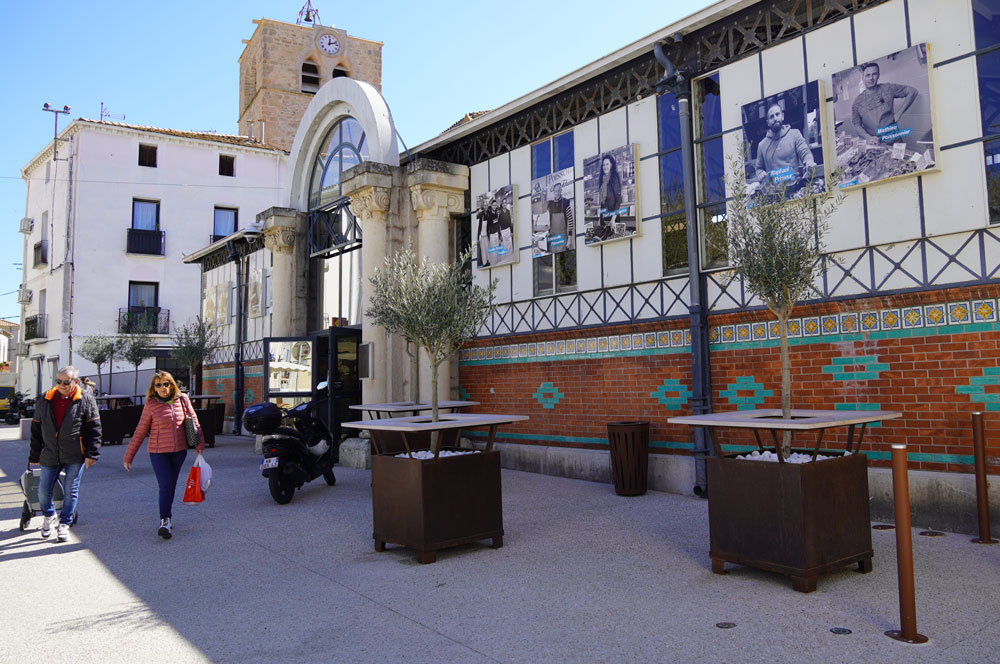 Façade et terrasse des Halles de Mèze