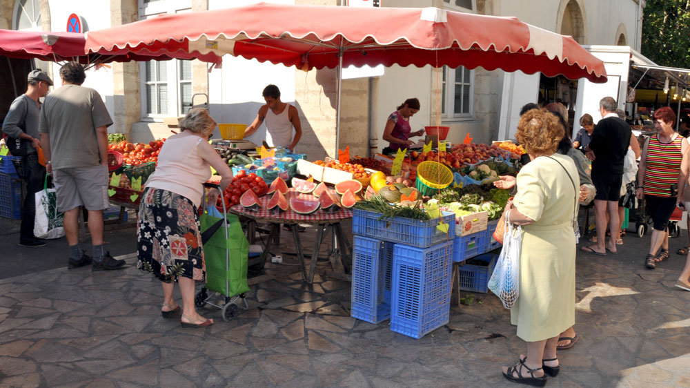 Marché de Mèze avec étals de fruits et légumes
