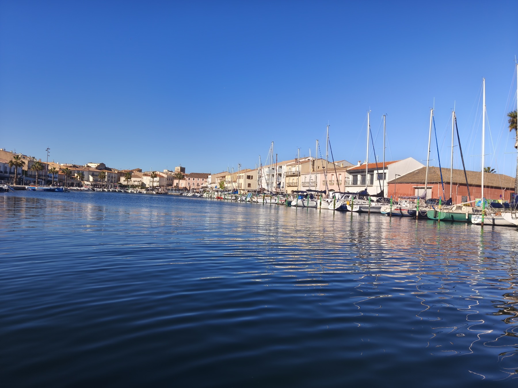 Port de Mèze avec bateaux, reflets et ciel bleu