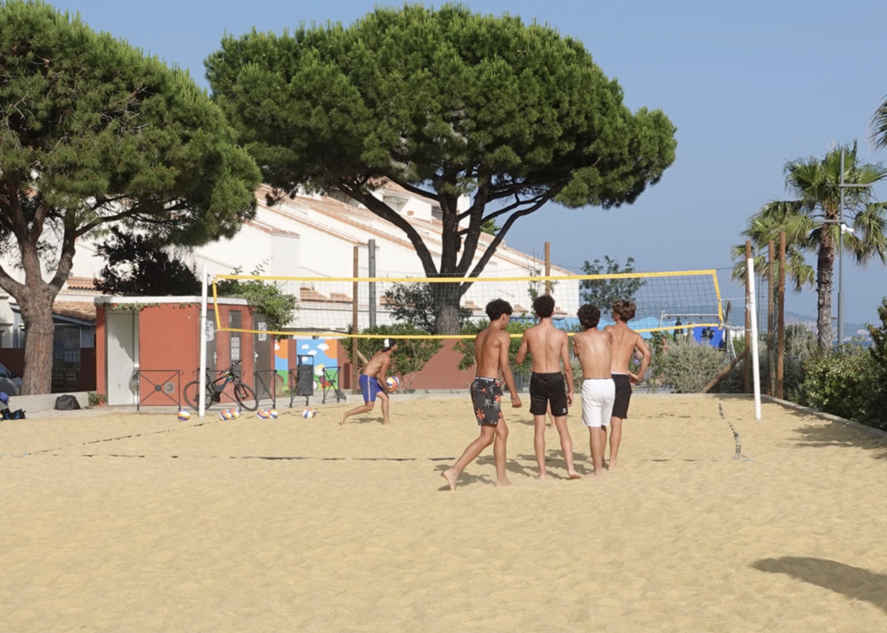 Terrain de beach-volley à Mèze près de la plage