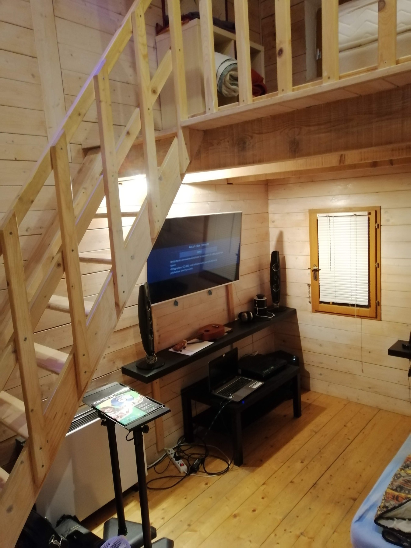 Coin télévision avec escalier bois et mezzanine