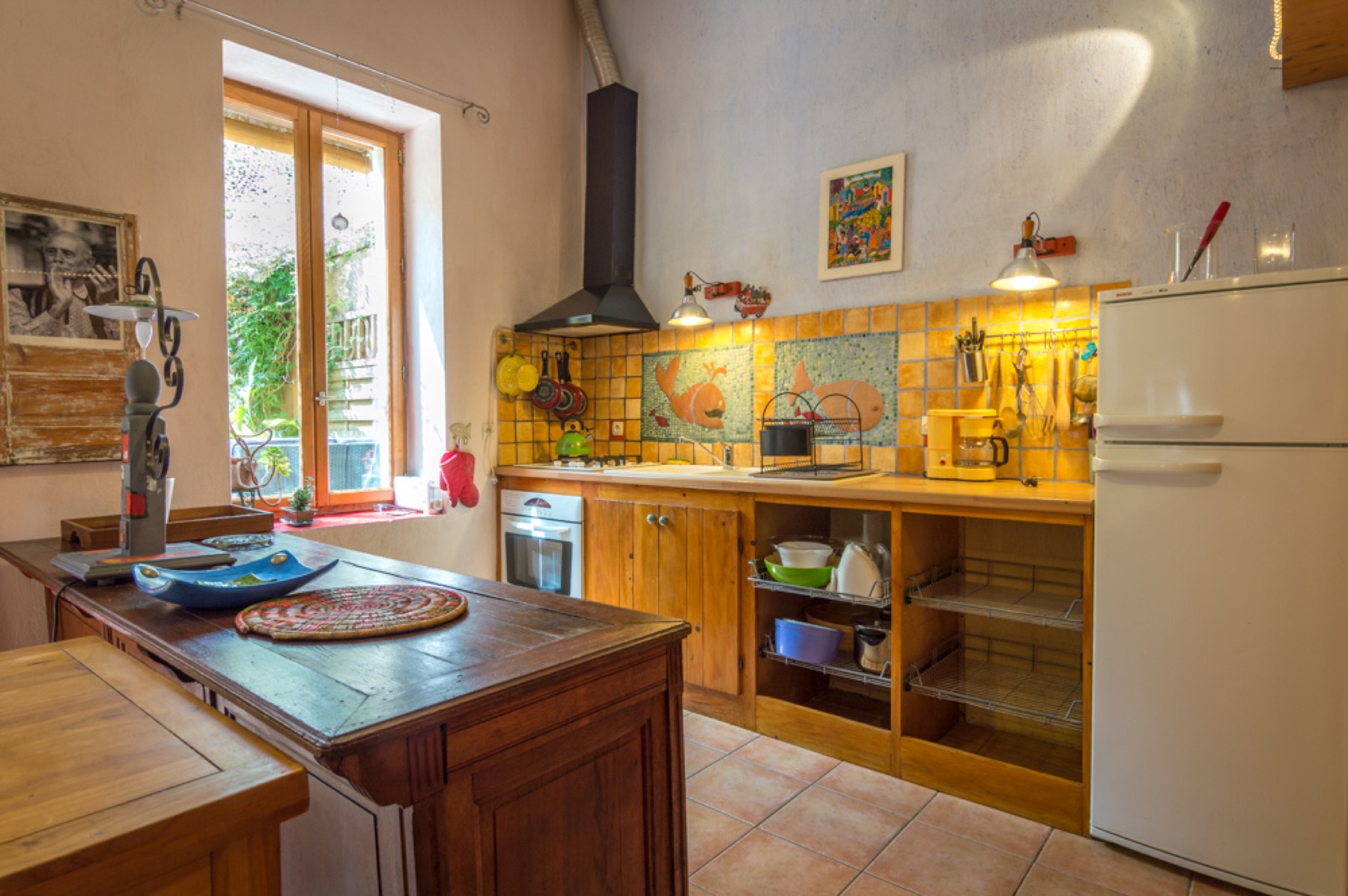 Cuisine équipée du gîte avec fenêtre et grande table