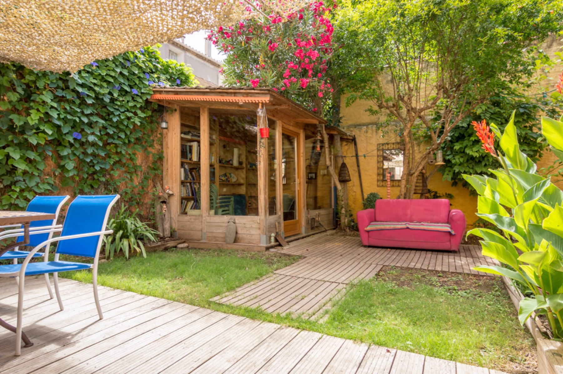 Jardin privatif du gîte avec salon extérieur et végétation