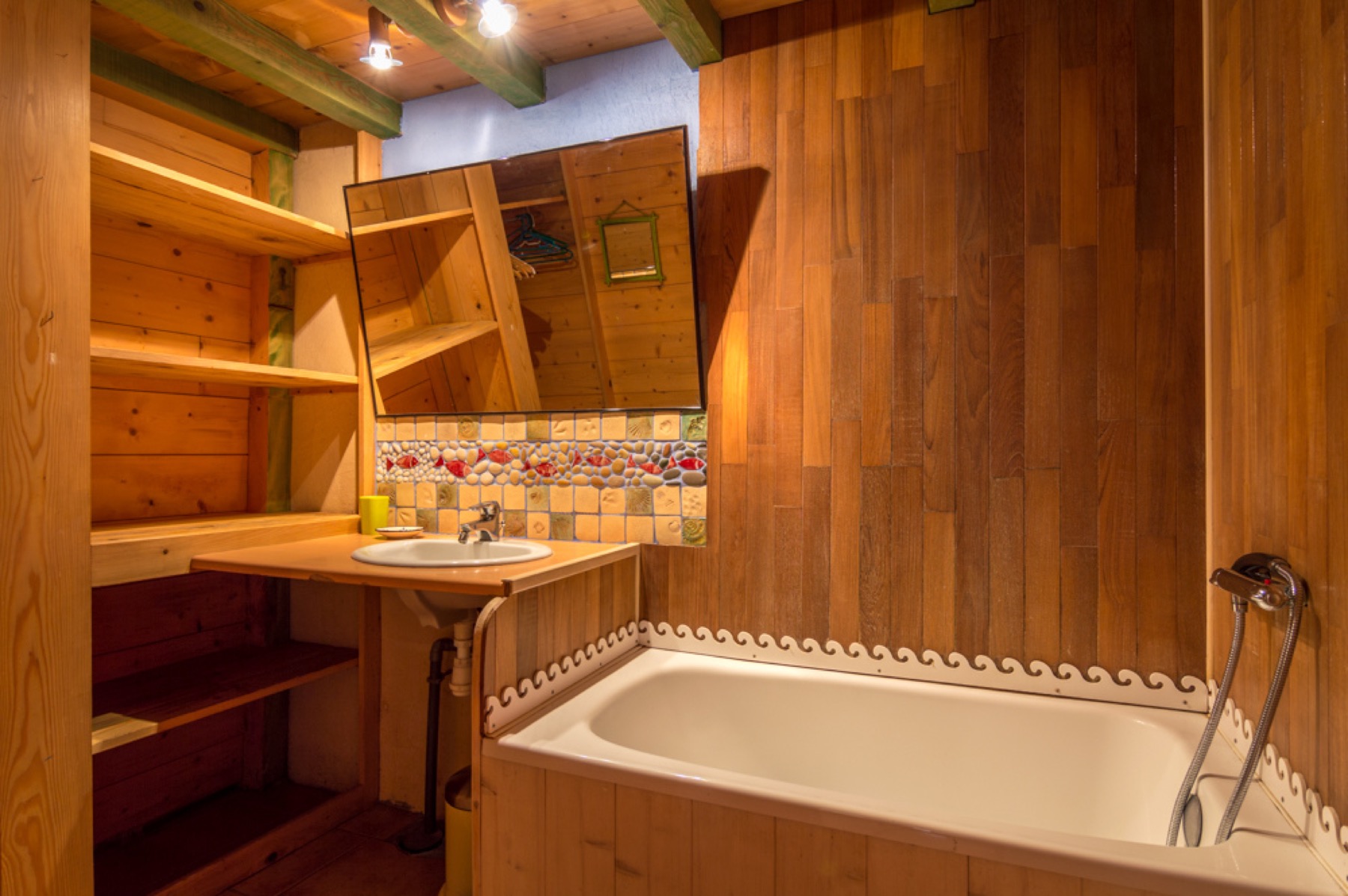 Salle de bain boisée avec baignoire, vasque et rangements